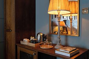 The Potter's Heron - A Heartwood Inn