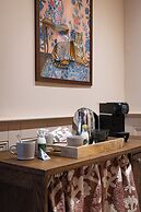 The Potter's Heron - A Heartwood Inn