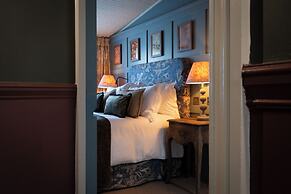 The Potter's Heron - A Heartwood Inn