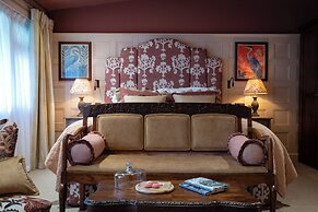 The Potter's Heron - A Heartwood Inn