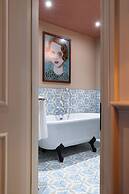 The Potter's Heron - A Heartwood Inn