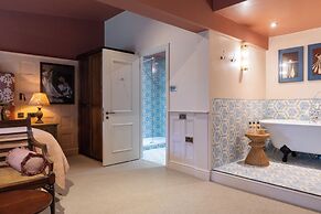 The Potter's Heron - A Heartwood Inn