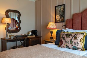 The Potter's Heron - A Heartwood Inn