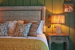 Potters Heron Hotel