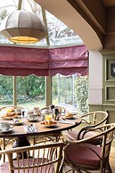 The Potter's Heron - A Heartwood Inn