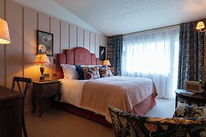 The Potter's Heron - A Heartwood Inn