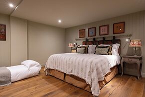 The Potter's Heron - A Heartwood Inn