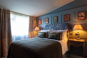 The Potter's Heron - A Heartwood Inn