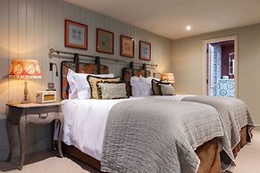 The Potter's Heron - A Heartwood Inn