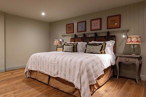 The Potter's Heron - A Heartwood Inn