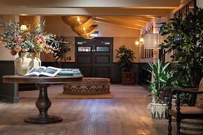 The Potter's Heron - A Heartwood Inn