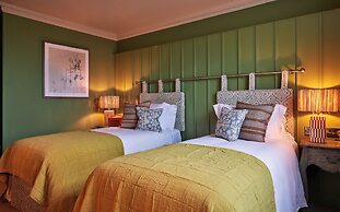 Potters Heron Hotel