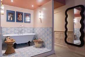The Potter's Heron - A Heartwood Inn
