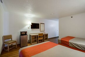 Motel 6 Waukegan, IL
