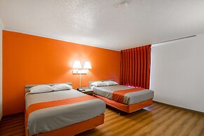 Motel 6 Waukegan, IL