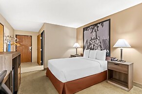 Super 8 by Wyndham Elgin