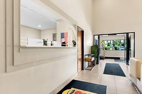 Super 8 by Wyndham Elgin