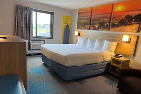 Days Inn & Suites by Wyndham Des Moines Airport