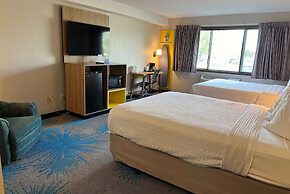 Days Inn & Suites by Wyndham Des Moines Airport