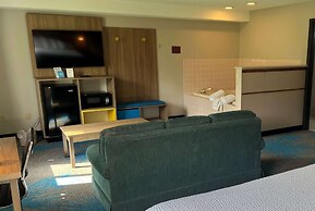 Days Inn & Suites by Wyndham Des Moines Airport