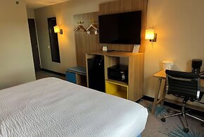 Days Inn & Suites by Wyndham Des Moines Airport