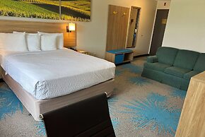 Days Inn & Suites by Wyndham Des Moines Airport