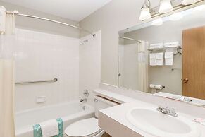 Days Inn & Suites by Wyndham Des Moines Airport