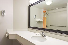 La Quinta Inn & Suites by Wyndham Miami Airport East