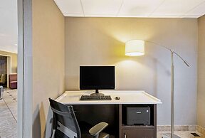 La Quinta Inn & Suites by Wyndham Harrisburg Airport Hershey