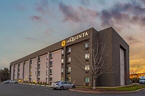 La Quinta Inn & Suites by Wyndham Hartford - Bradley Airport