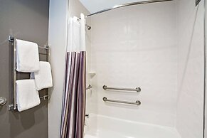 La Quinta Inn & Suites by Wyndham Hartford - Bradley Airport