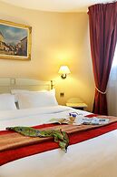 Hotel The Originals Paris Paix République