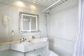 Hotel The Originals Paris Paix République