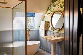 Ockenden Manor Hotel & Spa