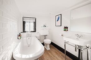 voco Lythe Hill Hotel & Spa by IHG