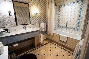 Best Western Plus Grim's Dyke Hotel