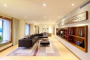 Canary Riverside Plaza Hotel