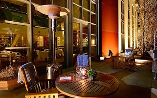 Canary Riverside Plaza Hotel