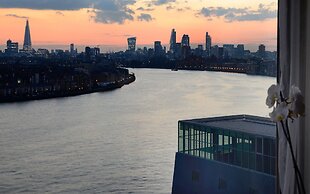 Canary Riverside Plaza Hotel