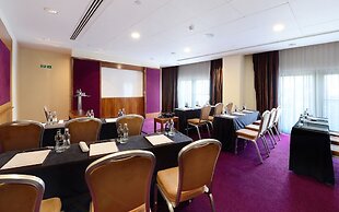 Canary Riverside Plaza Hotel