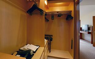 Canary Riverside Plaza Hotel