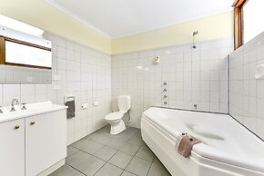 William Macintosh Motor Lodge