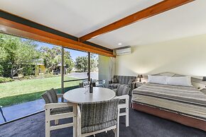 William Macintosh Motor Lodge