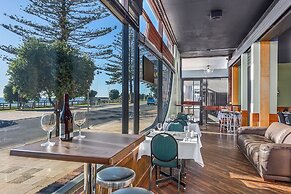 Hotel Beachfront Voyager Motor Inn, Burnie, Australia - Lowest Rate ...