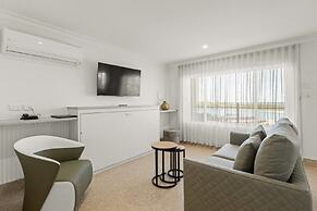 Moonlight Bay Suites