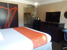 Howard Johnson by Wyndham Historic Lake Charles