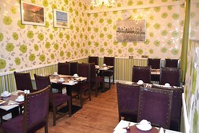 Hyde Park Court Hotel