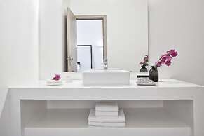 Mr & Mrs White Tinos