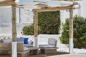 Mr & Mrs White Tinos