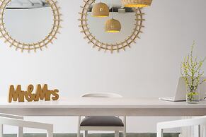 Mr & Mrs White Tinos